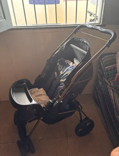 Carrinho de Bebê Galzerano em Ótimo Estado - Confortável e Seguro