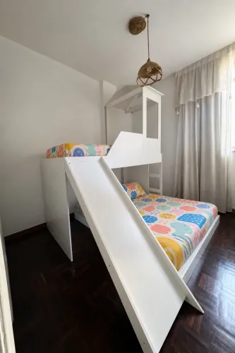 cama casal montessori com beliche e escorregador