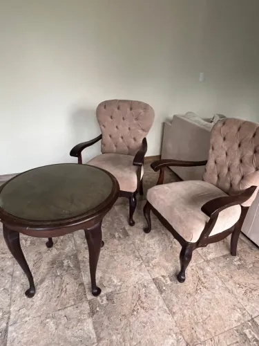 Cadeiras e mesa de centro em madeira maciça