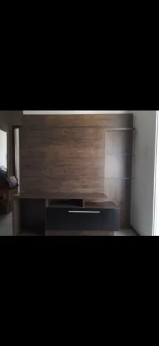Painel para TV de Sala em Madeira com Nicho e Prateleiras de Vidro - Excelente Estado