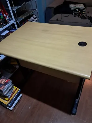 mesa de escritório em bom estado. retirada em copacabana
