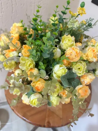 ARRANJO DE FLORES COM VASO EM MADEIRA
