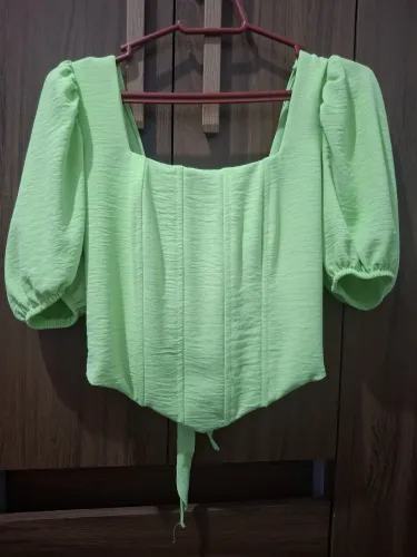 Cropped verde Neon com amarração nas costas 