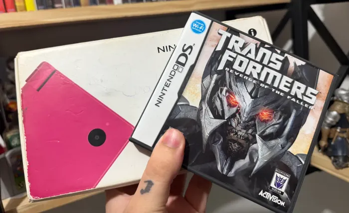 Nintendo Dsi na caixa com jogo serial batendo