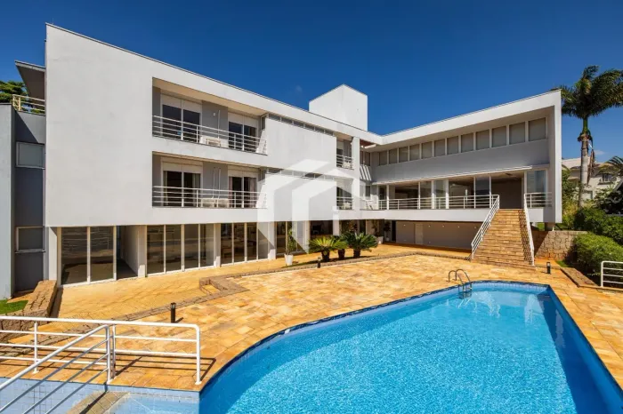 CASA EM CONDOMÍNIO NO GRAMADO PARA VENDA OU LOCAÇÃO COM 6 SUÍTES.