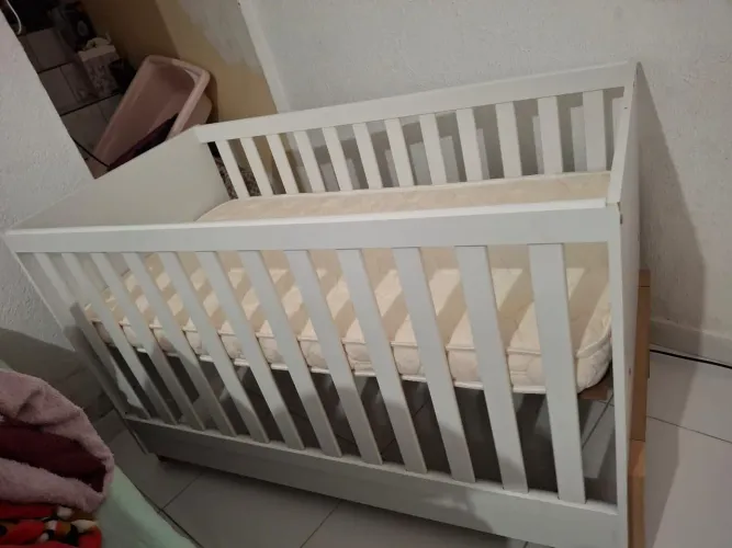 Berço que vira cama e colchão