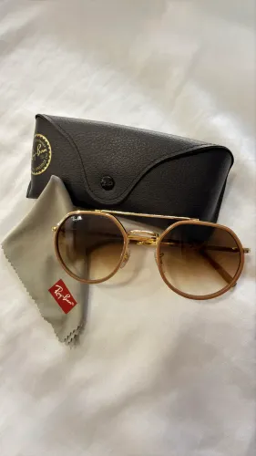 Óculos de sol Ray-Ban (original), com armação dourada e lentes degradê marrom.