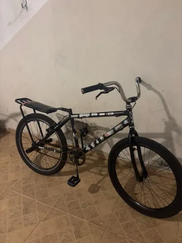 Bike montadinha usada com alguns detalhes prata fazer