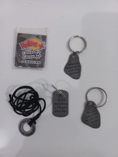 Combo Chaveiros e Colar Charlie Brown Jr.