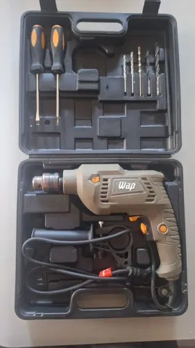 Furadeira Wap 700W com maleta