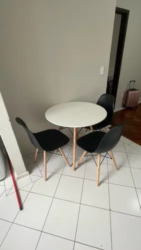 Vende-se Mesa com 4 cadeiras