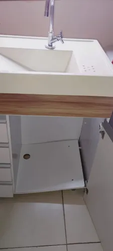 Armário de banheiro usado