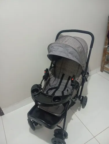 carrinho bebê e bebe confortosemi novo