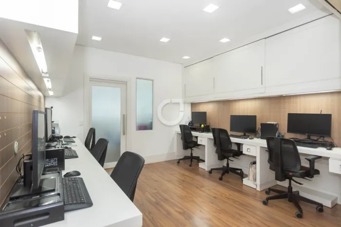 Conjunto comercial no Juvevê, com 34,40 m², 2 sala e 1 vaga de garagem.
