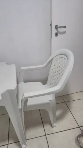 Mesa e Cadeira Plástica Brancas