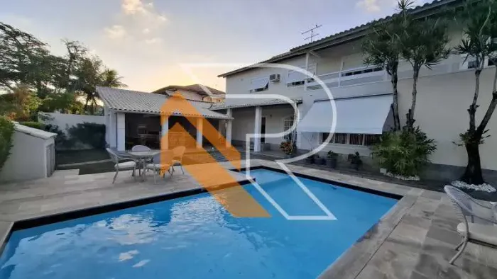 À Venda Casa Duplex de 06 Quartos em Itaipu, Região Oceânica de Niterói- RJ.