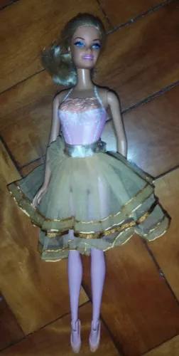 Barbie bailarina de 1998 com o pé articulado