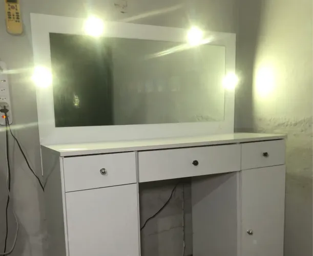 Penteadeira Camarim Branca com Espelho, 5 Gavetas e 4 Leds (TUDO EM PERFEITO ESTADO)