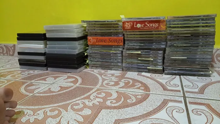 CDs e DVDs à venda diversos