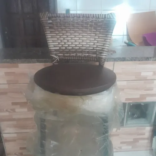 Banqueta baixa medindo 60 cm do Chao até o acento