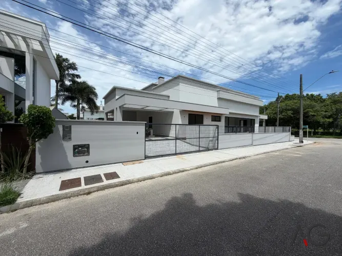 Casa para aluguel e venda com 225 m² com 3 suítes em Pedra Branca - Palhoça - SC