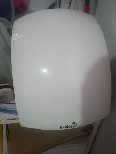 secador de mãos automático Brakey, comumente identificado como o modelo CR-100
