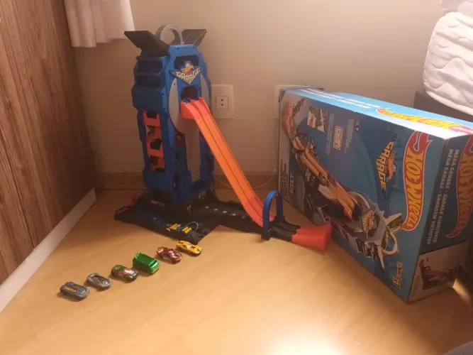 Pista Hotwheels: Mega Garagem (semi nova) + 6 carrinhos