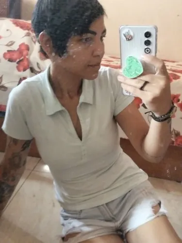 Acompanhante e cuidadora, atendente de lanchonete 