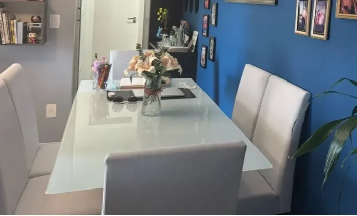 Vendendo mesa com 6 cadeiras 