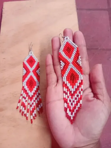 Brincos de miçangas vermelho e branco
