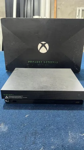 Xbox One X Scorpio Edition 1Tb - 2 controles e 4 jogos de mídia física
