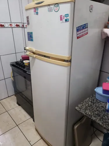 Vendo Geladeira em bom estado funcionando perfeitamente. 