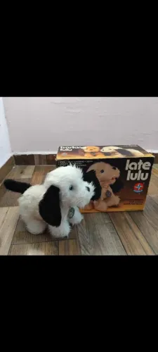 Pelúcia cachorro antigo na caixa estrela