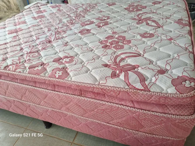 Cama Box casal colchão molas enssacadas bem conservada Entrego