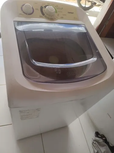 Vestir uma máquina de lavar da marca Consul 8 kg 850