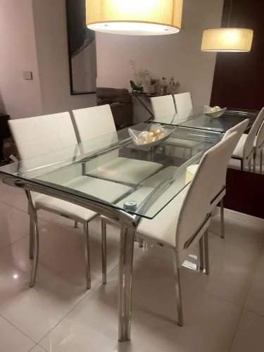 Mesa de Jantar em Inox com 4 Cadeiras em Couro