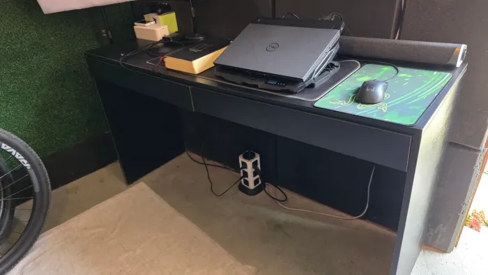 Mesa de 1,60 para computador,notbook e etc... em ótimo estado
