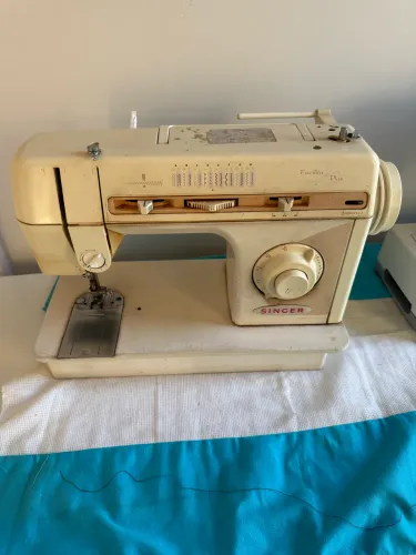 Vendo Duas Máquinas de costura Singer