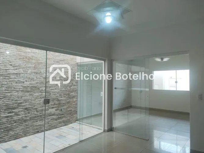 Casa Comercial para aluguel, 4 quartos, 1 suíte, 3 vagas, BRASIL - Uberlândia/MG