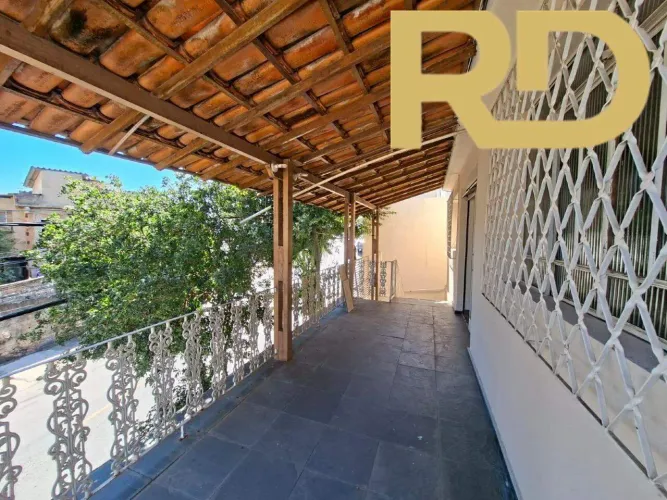 Casa com 03 quartos,suite,2 vagas,barracão de 02 quartos.Boa vista
