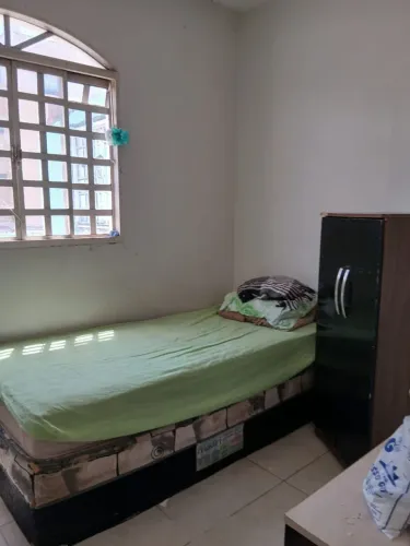 Quarto para rapazes solteiros qi 05 guara 1 próximo ao metrô estação feira