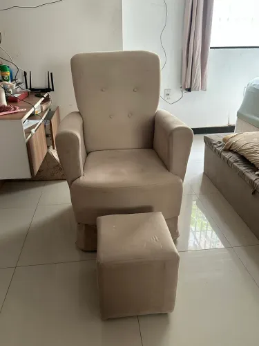 Vendo Poltrona de Amamentação com Balanço e Puff ?