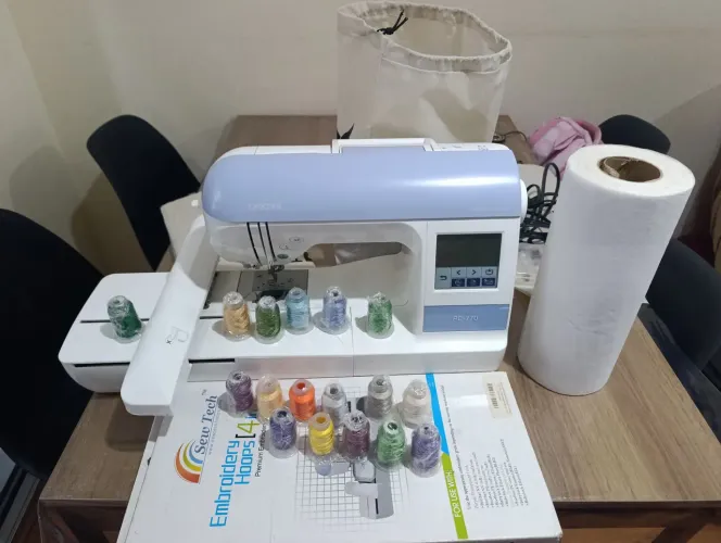 Bordadeira PE 770 com Bastidores, linhas e Acessórios 