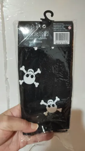 Meia 3/4 preta com caveiras. Produto novo.