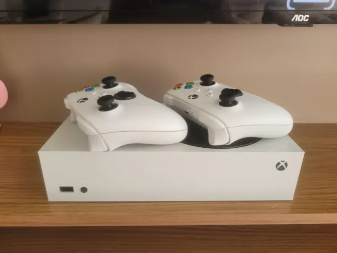 Xbox series s novíssimo com 2 controles originais caixa e nota pouco usado