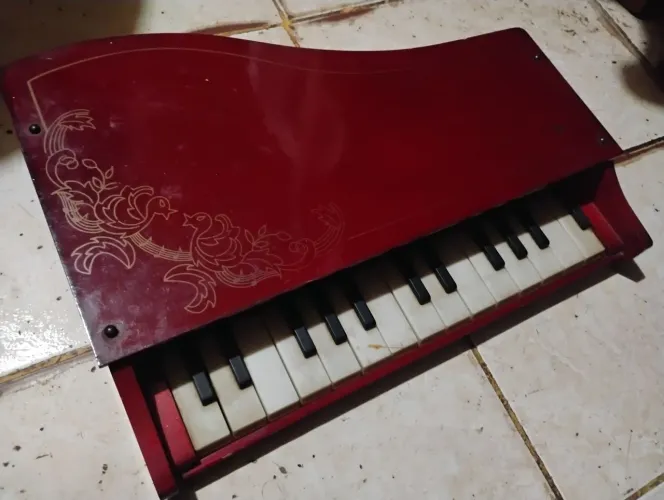 Antigo piano infantil Giese Cantiga 15 vintage vinho (sem os pés)