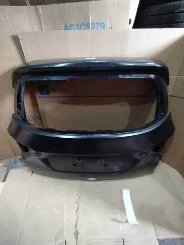Tampa traseira Spin 2019/2024 original nova detalhe de avaria CD 52