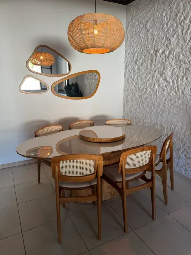 Lindo conjunto de mesa e cadeiras de madeira com tampo giratório