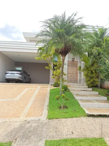 Casa de condomínio para venda possui 200 metros quadrados com 3 quartos