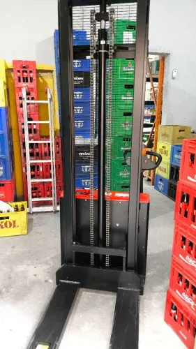 Empilhadeira patolada 1.600 kg